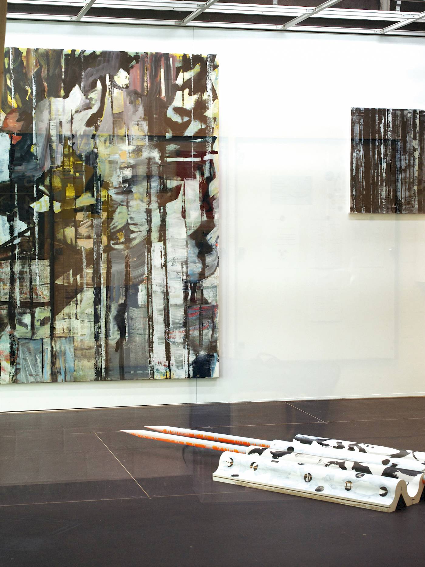 Ausstellung Kunstkabine, Kantonsschule Wiedikon 2014, Bildstäbe, Buchenrundholz, Tusche, Oelfarbe auf MDF, 249 x 70 x 10 cm